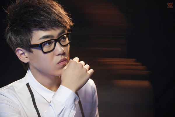 刘心最新唱片写真曝光衣着干练展型男范儿