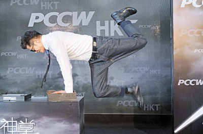 郭富城展出高难度凌空动作。