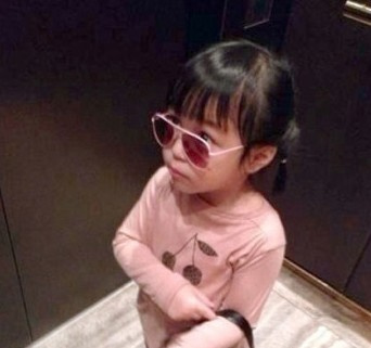 赵薇女儿最新照片曝光 小四月短发大眼机灵可爱