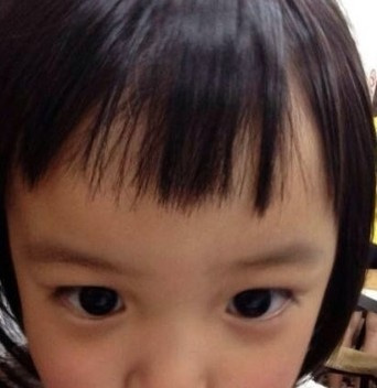 赵薇女儿最新照片曝光 小四月短发大眼机灵可爱