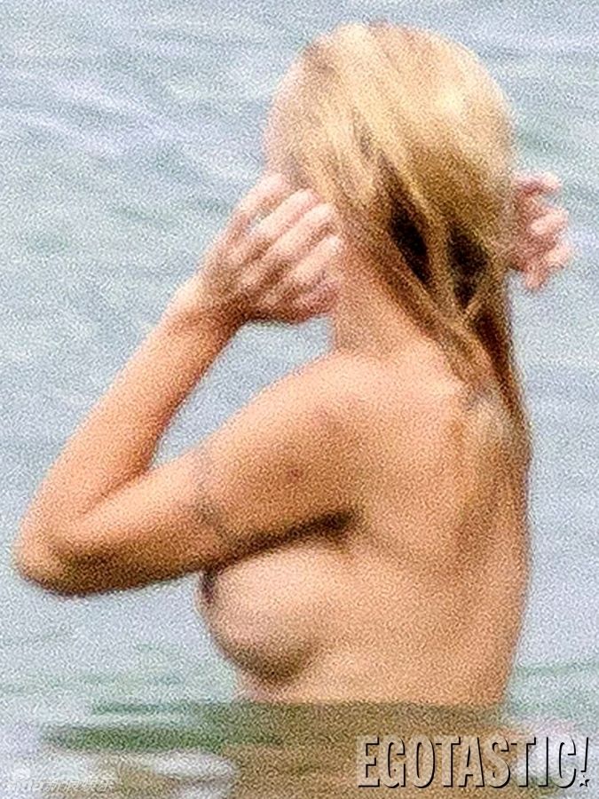 花花公子艳星大玩裸浴 豪乳难遮海滩露点(图)