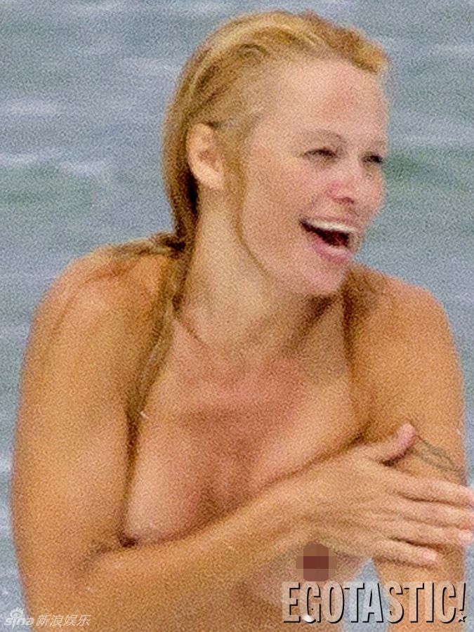 花花公子艳星大玩裸浴 豪乳难遮海滩露点(图)