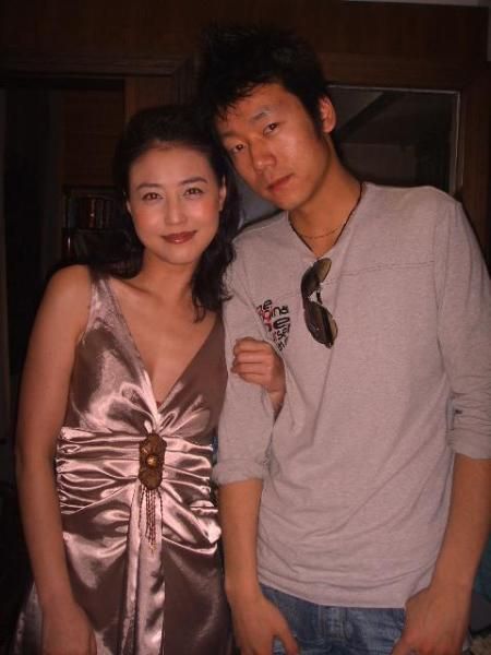 周海媚受访谈10年姐弟恋 结婚想搞泳衣派对