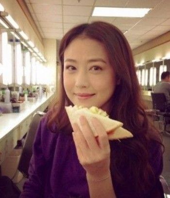 周海媚受访谈10年姐弟恋 结婚想搞泳衣派对