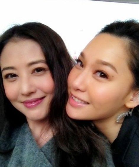 周海媚受访谈10年姐弟恋 结婚想搞泳衣派对