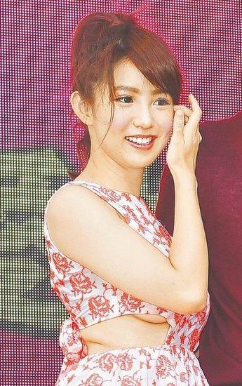 郭书瑶侧面露出下半乳和腰内肉。