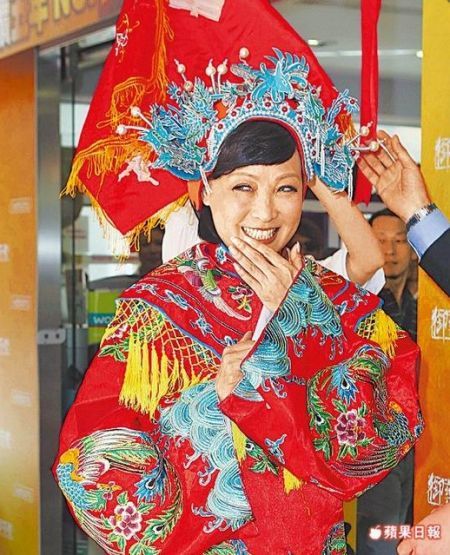 曾志伟前妻穿婚服捞金 小13岁男友爱相随