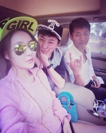 郭美美穿透视装内衣毕现 与友人亲昵合影