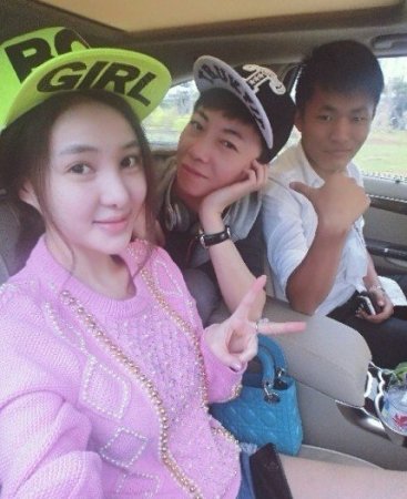 郭美美穿透视装内衣毕现 与友人亲昵合影