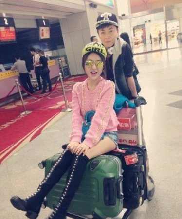 郭美美穿透视装内衣毕现 与友人亲昵合影