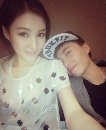 郭美美穿透视装内衣毕现 与友人亲昵合影