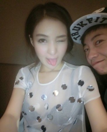 郭美美穿透视装内衣毕现 与友人亲昵合影