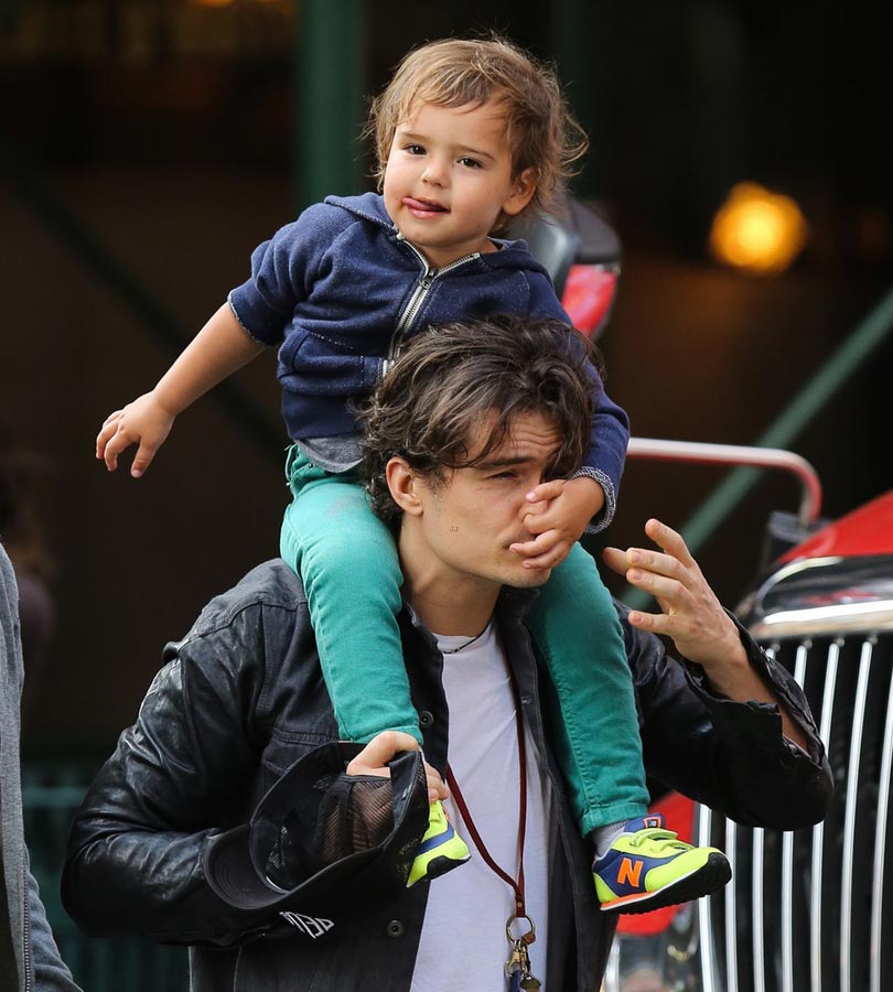 精灵王子携子外出小弗林调皮抠老爸鼻子