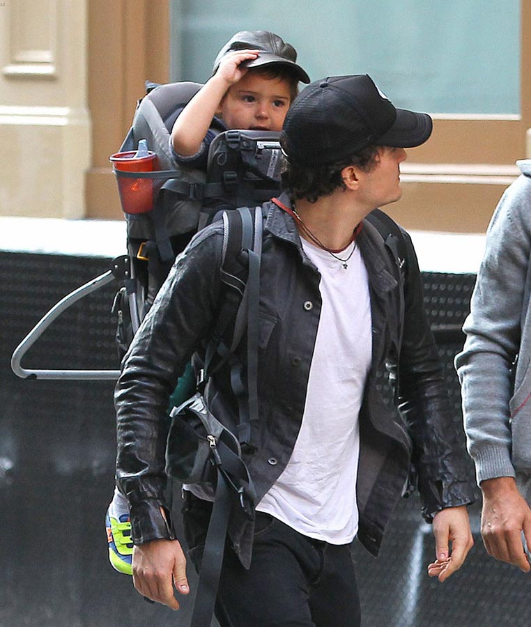 精灵王子携子外出小弗林调皮抠老爸鼻子