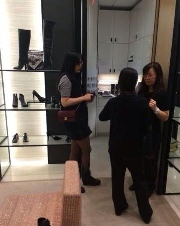 王祖贤逛街被拍 穿黑丝短裙秀长腿潮范十足(图)