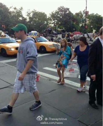 凤姐走在马路上还在阅读