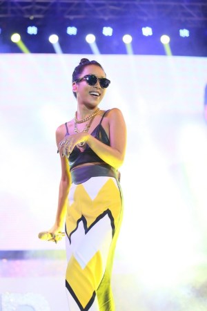 吉克隽逸土豪金造型惠州飙歌 小背心上阵险走光