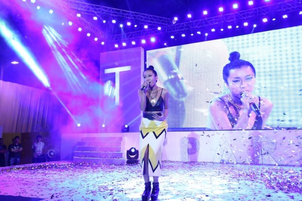 吉克隽逸土豪金造型惠州飙歌 小背心上阵险走光