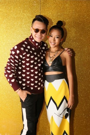 吉克隽逸土豪金造型惠州飙歌 小背心上阵险走光