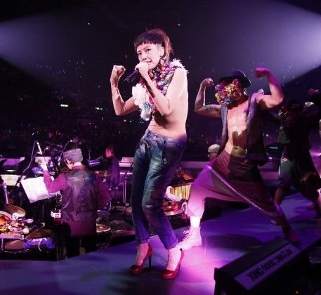 何韵诗演唱会穿花衣仅遮胸 远望似半裸(图)