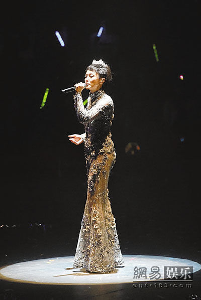 何韵诗前晚数度感触落泪。