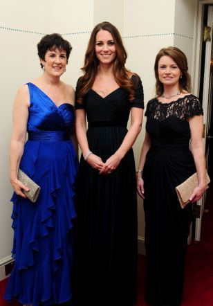 凯特王妃黑色晚礼服现身晚宴 产后迅速恢复身材