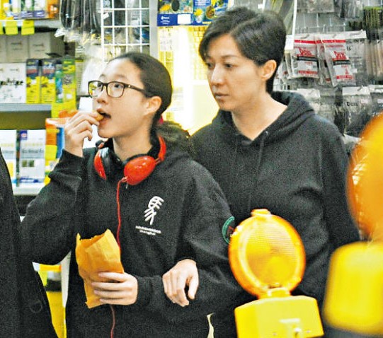 小龙女吴卓林一直跟母亲吴绮莉相依为命