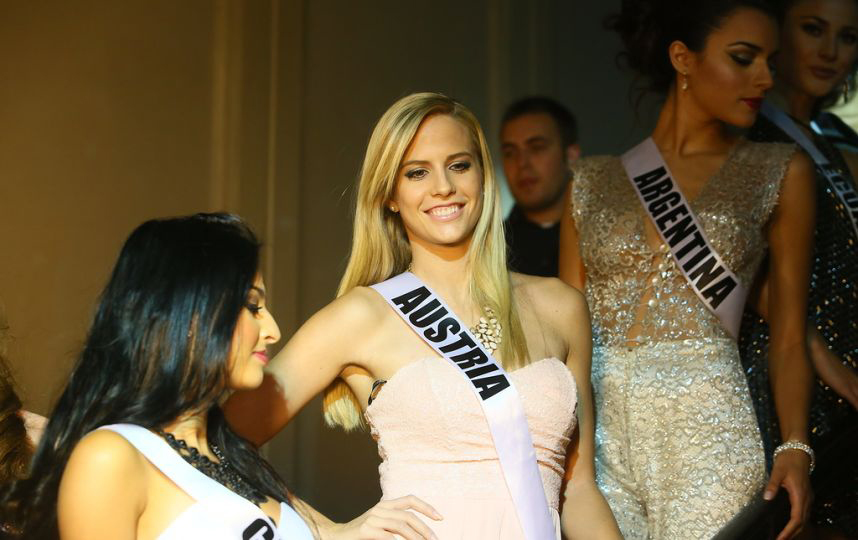 “环球小姐”夜访莫斯科夜店 火辣舞姿点燃全场