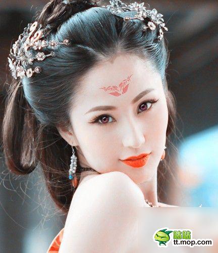 一脱成名 揭秘色情女王养成史