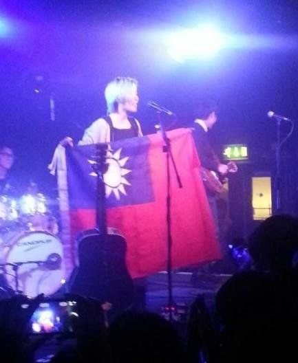 张悬经纪人谈旗帜事件：为了安抚留学生乡愁