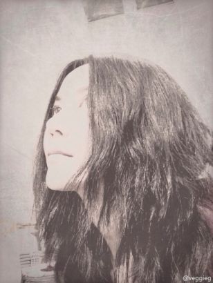 王菲晒文艺自拍 网友祝光棍节快乐