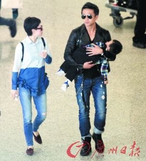 全家同行，邓超抱儿