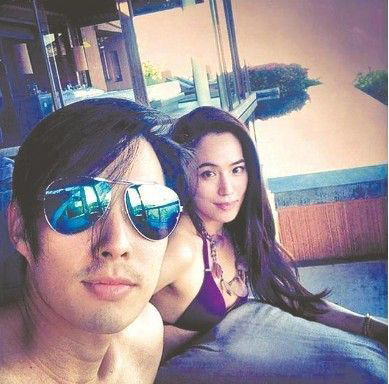 吴建豪晒新婚蜜月照 妻子性感泳装秀曝光