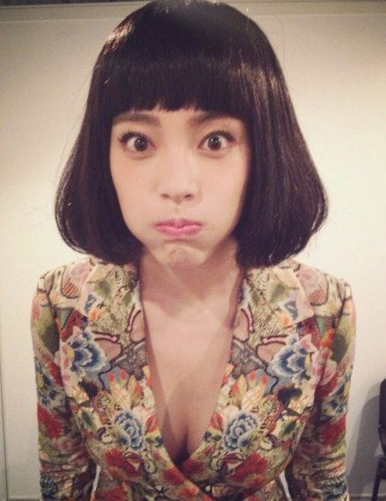 女星张雨绮晒卖萌自拍 真空西装秀出爆乳