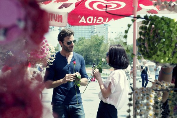 戚薇微电影结局剧照曝光 与神秘男友街头秀甜蜜