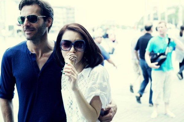 戚薇微电影结局剧照曝光 与神秘男友街头秀甜蜜