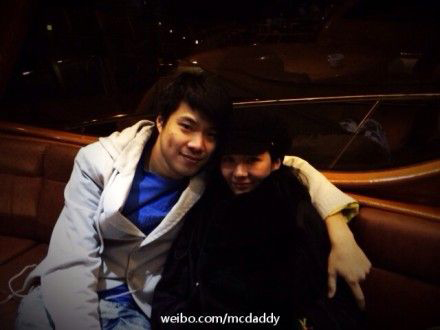 黄奕老公晒合影照秀恩爱 夫妻和好如初