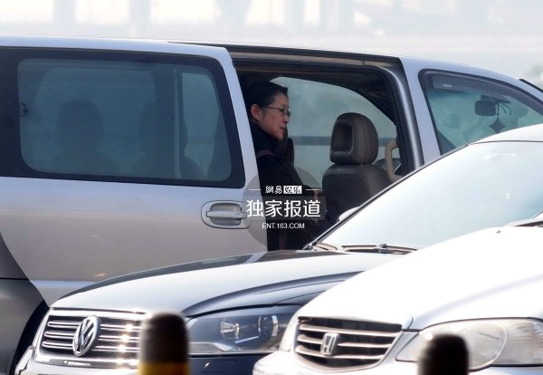 倪萍现身机场与司机热聊吞云吐雾