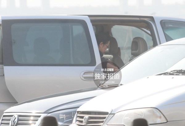 倪萍现身机场与司机热聊吞云吐雾