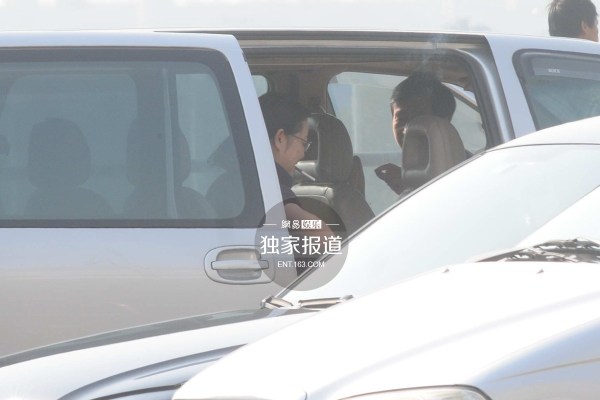 倪萍现身机场与司机热聊吞云吐雾