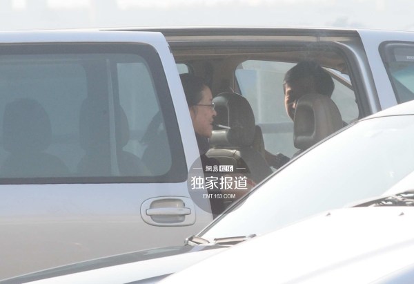 倪萍现身机场与司机热聊吞云吐雾