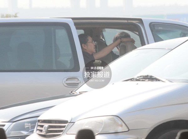 倪萍现身机场与司机热聊吞云吐雾