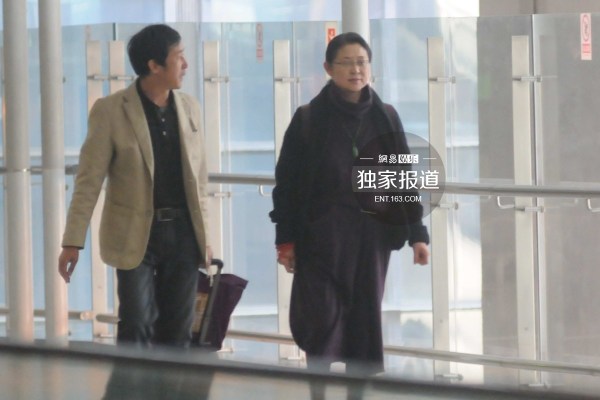 倪萍现身机场与司机热聊吞云吐雾