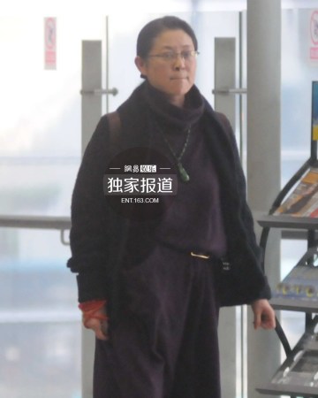 倪萍现身机场与司机热聊吞云吐雾