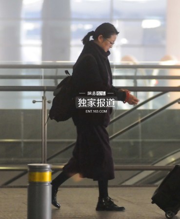 倪萍现身机场与司机热聊吞云吐雾