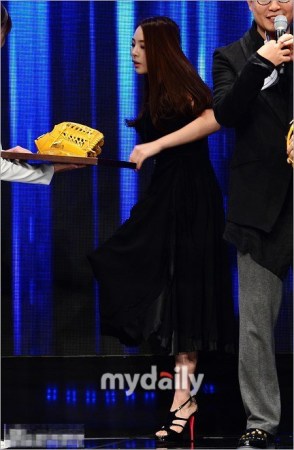 韩星爆乳亮相活动 镂空蕾丝装遮三点