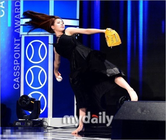 韩星爆乳亮相活动 镂空蕾丝装遮三点