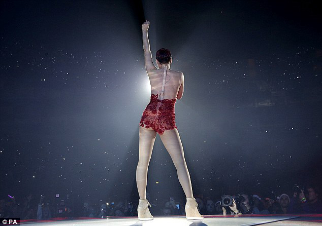 Jessie J蕾丝透视装亮相音乐会 低胸大秀深沟