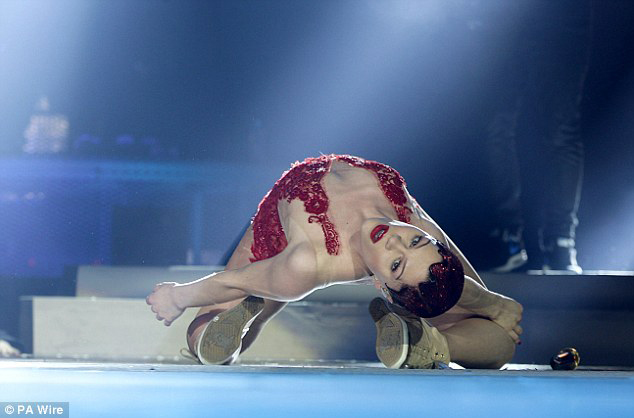 Jessie J蕾丝透视装亮相音乐会 低胸大秀深沟