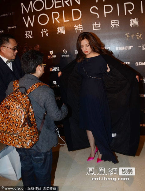 赵薇出席颁奖礼 走红毯大方脱衣